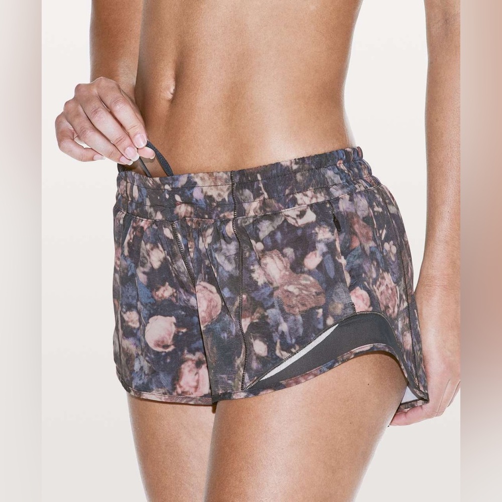 Lululemon Hotty Hot Short II *2.5" - Flawed Liner Pictured